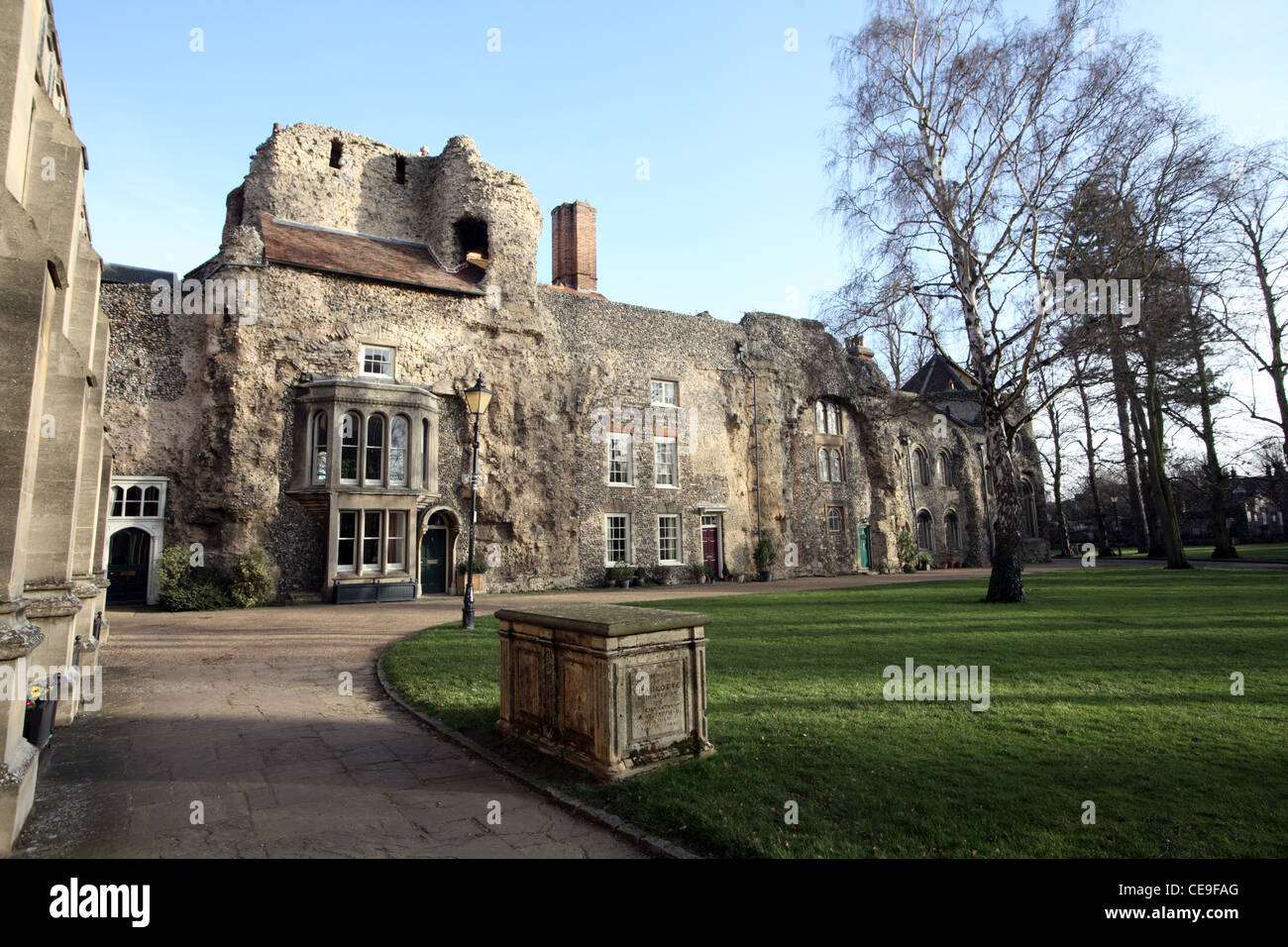 Die Westfassade des Bury St Edmunds Abbey, in denen eine Reihe von Häusern wurden im 16. und 18. Jahrhundert gebaut. Stockfoto