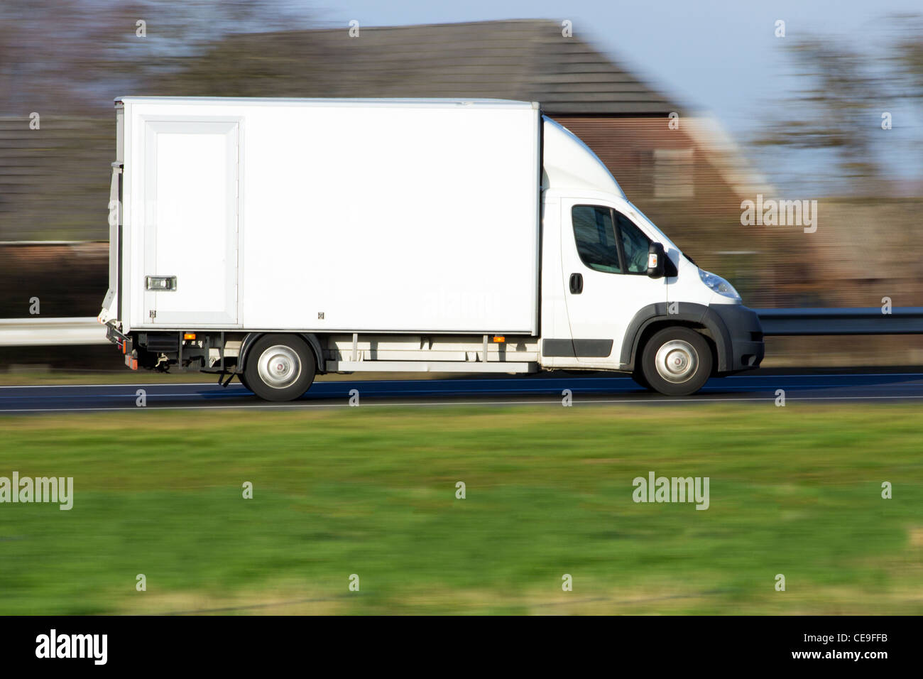 Weißer Lieferwagen auf der Autobahn Stockfoto