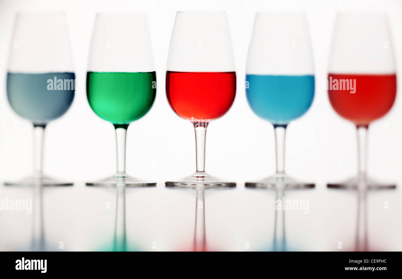 de-fokussierten Brille gefärbte Flüssigkeit auf weißem Hintergrund fotografiert Stockfoto