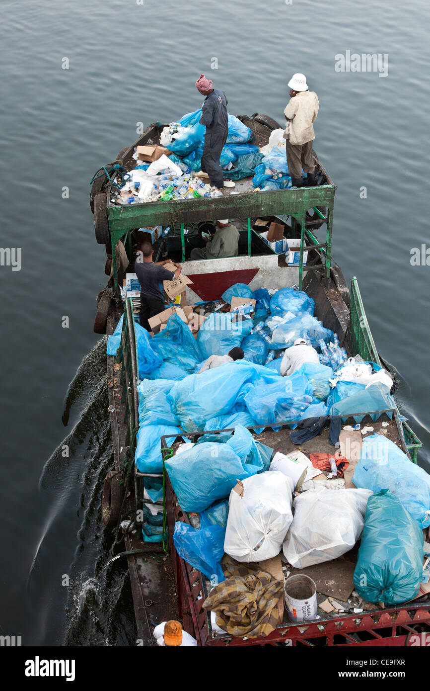 Garbage Barge sammelt den Müll aus Kreuzfahrt Schiffe, Nil, Luxor, Ägypten, Afrika. Stockfoto