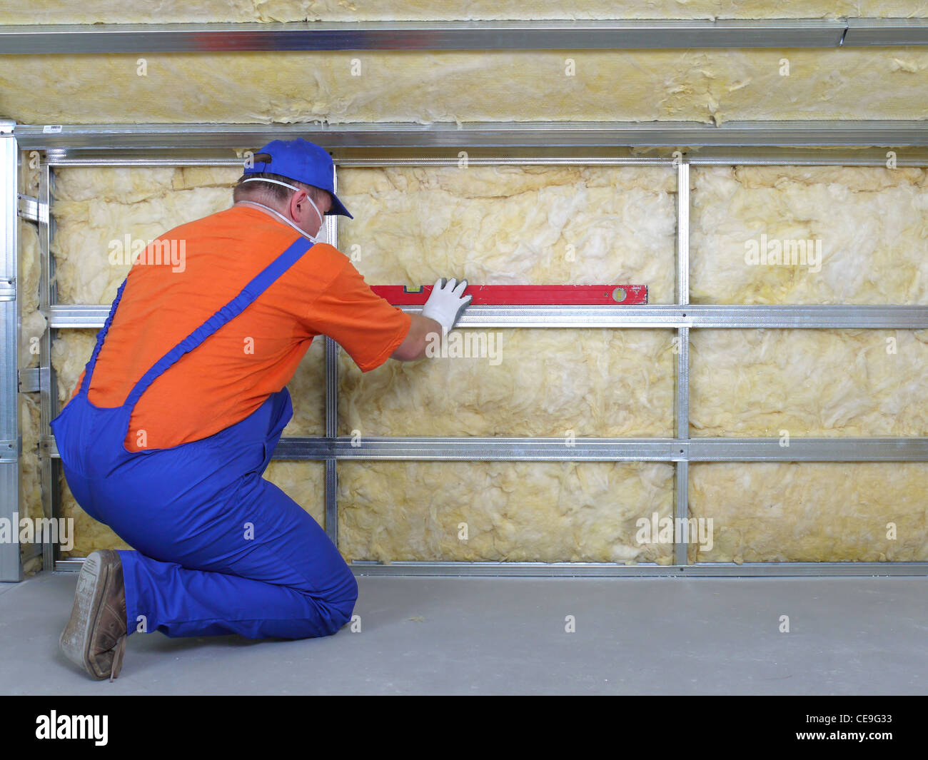 Bauarbeiter, die thermisch isolierende Haus Dachboden mit Mineralwolle Stockfoto