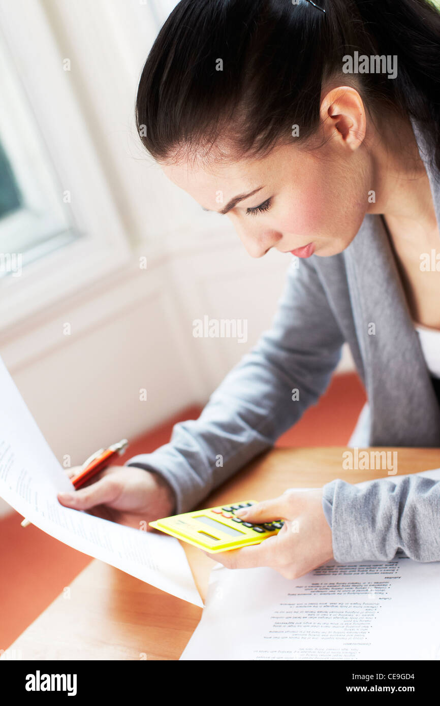 Frau arbeitet sich Scheine Stockfoto Frau arbeitet sich Scheine Stockfoto