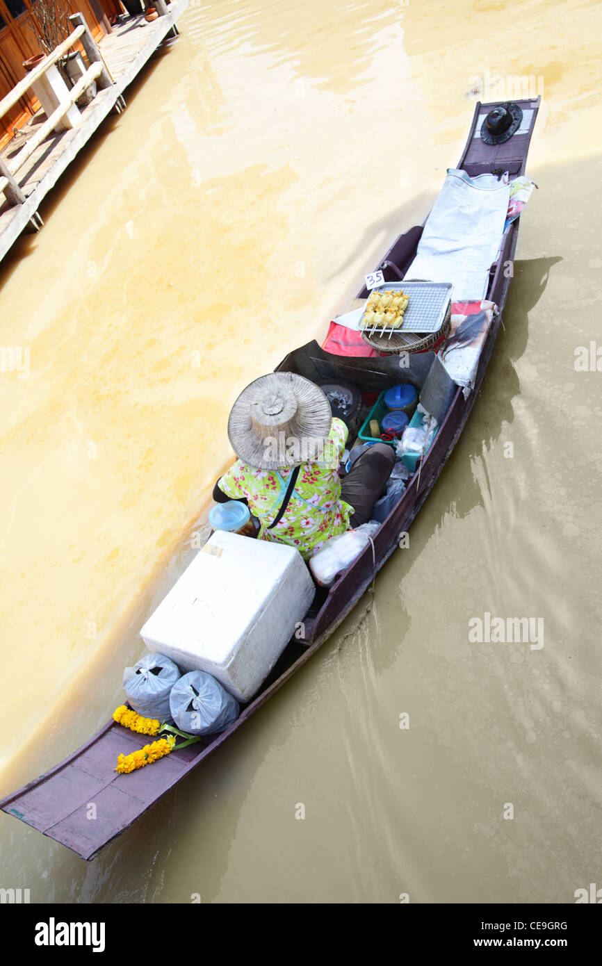 Frau im Boot am schwimmenden Markt, Thailand Stockfoto