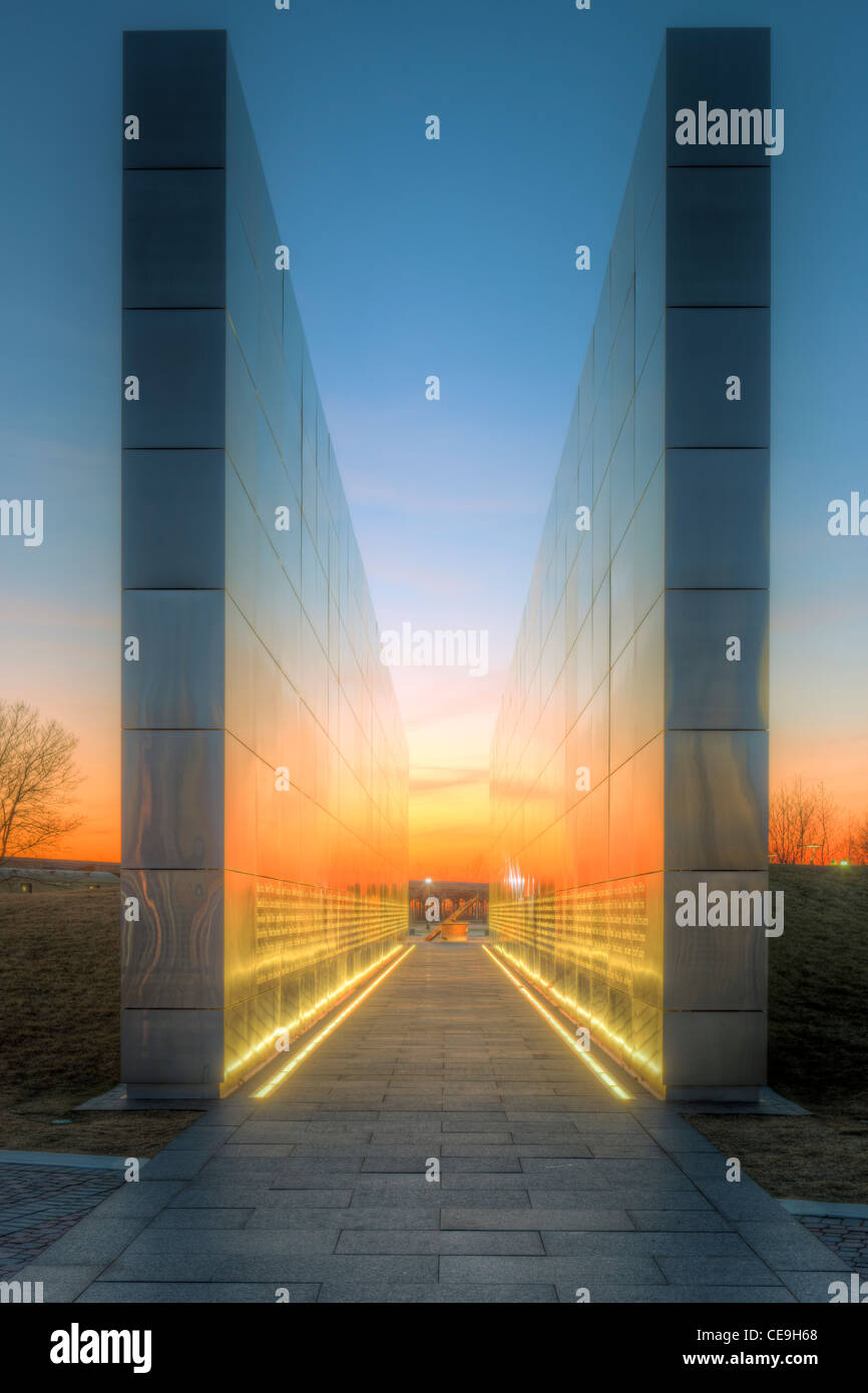 Twilight-Farben in den westlichen Himmel bieten einen bunten Hintergrund und Reflexionen auf die New Jersey 9/11 Empty Sky Memorial Stockfoto