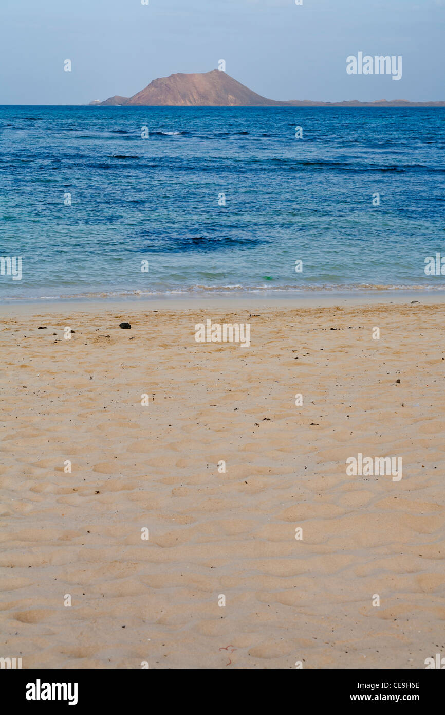 Sandstrand mit keine Personen in Corralejo, die die Insel Lobos in der Ferne. Fuerteventura, Spanien Stockfoto