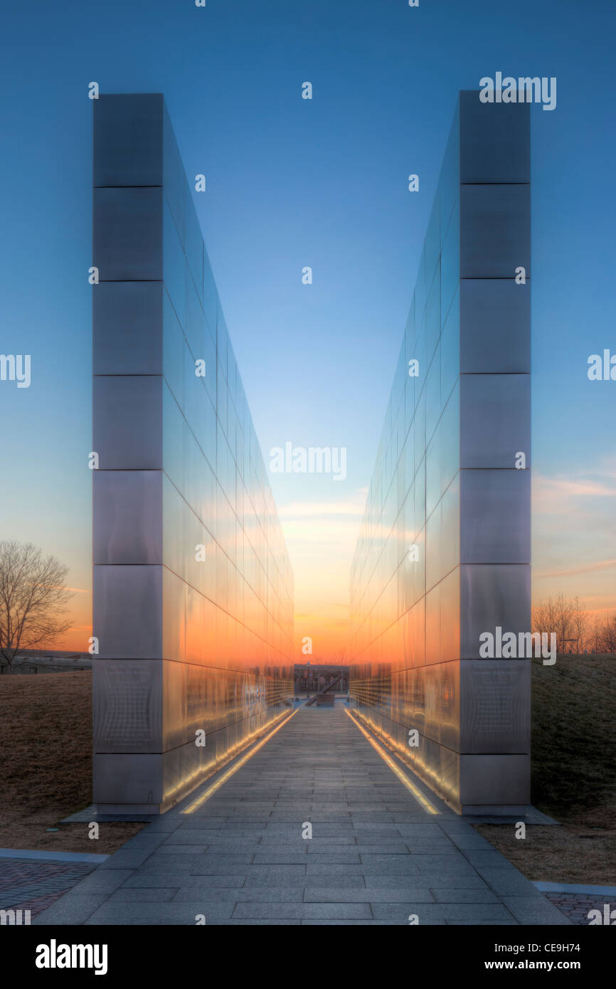 Twilight-Farben in den westlichen Himmel bieten einen bunten Hintergrund und Reflexionen auf die New Jersey 9/11 Empty Sky Memorial Stockfoto