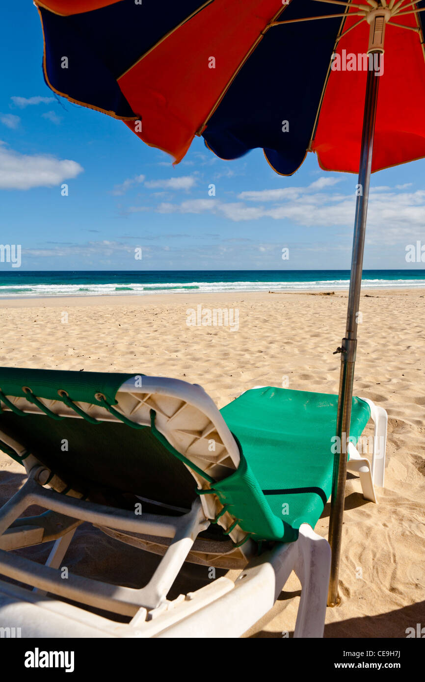 Liegestuhl und Sonnenschirm am Strand von Corralejo, Fuerteventura, Spanien Stockfoto