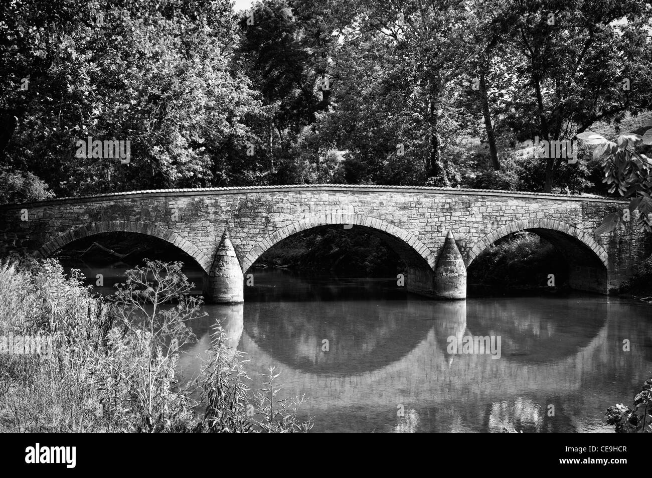 Burnsides Bridge, die überspannt den Antietam Creek in Antietam National Battlefield nahe Sharpsburg, Maryland. Stockfoto