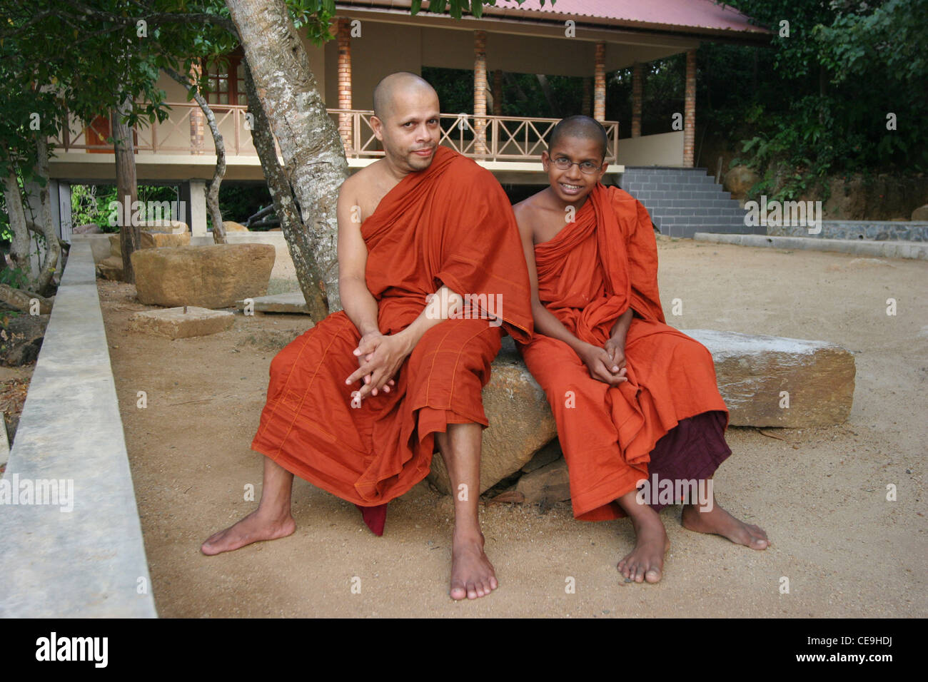 Zwei buddhistische Mönche sitzen zusammen vor einem Tempel in Sri Lanka Stockfoto