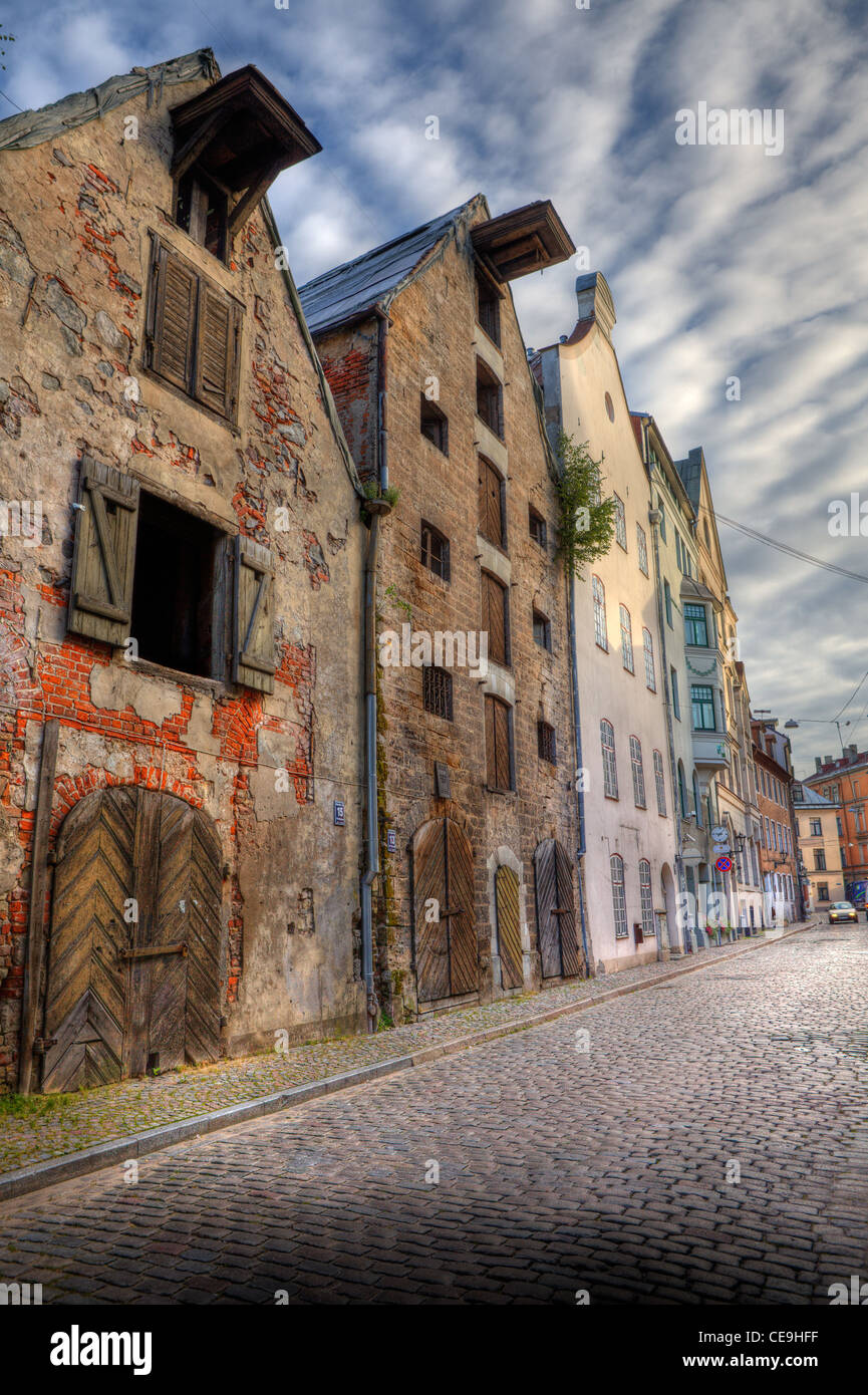 Vertikal ausgerichtete Bild der alten historischen Häuser an der Straße von Riga, Lettland. Stockfoto
