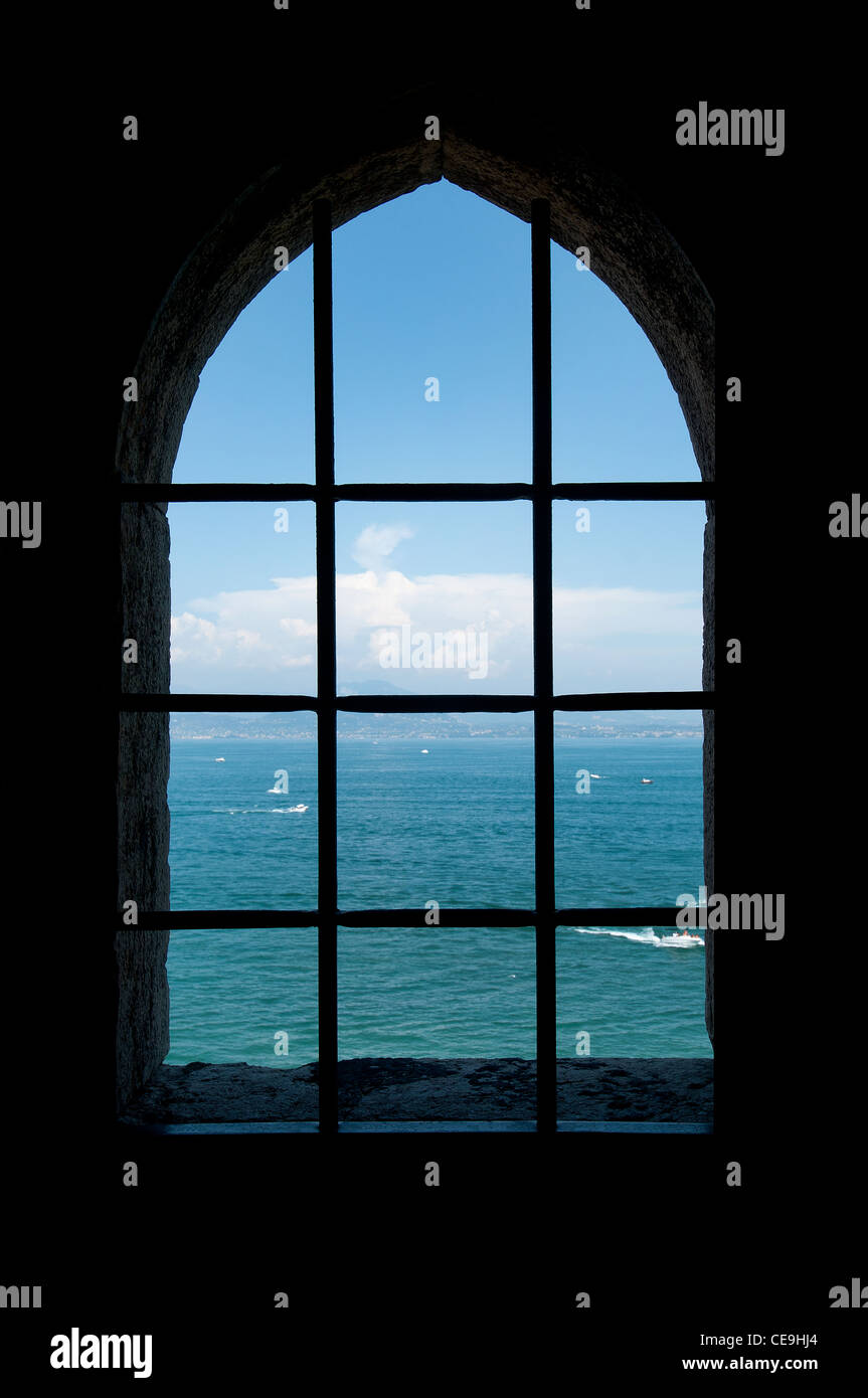 ein Blick aus dem Fenster in den Gardasee Stockfoto