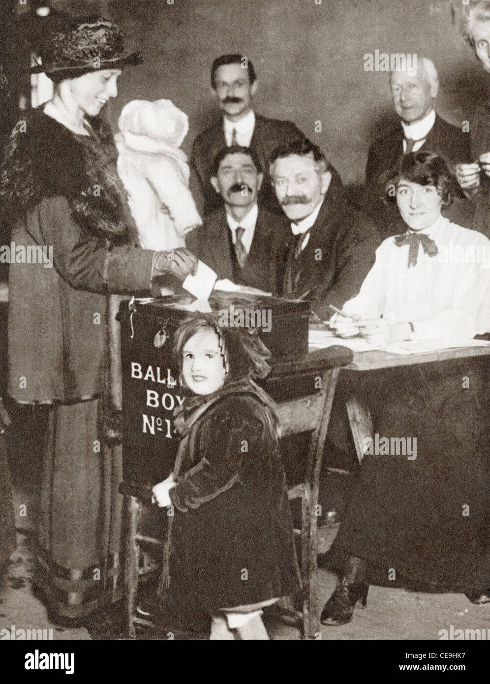 Eine Britin, die Abstimmung zum ersten Mal bei den allgemeinen Wahlen von 1918. Stockfoto