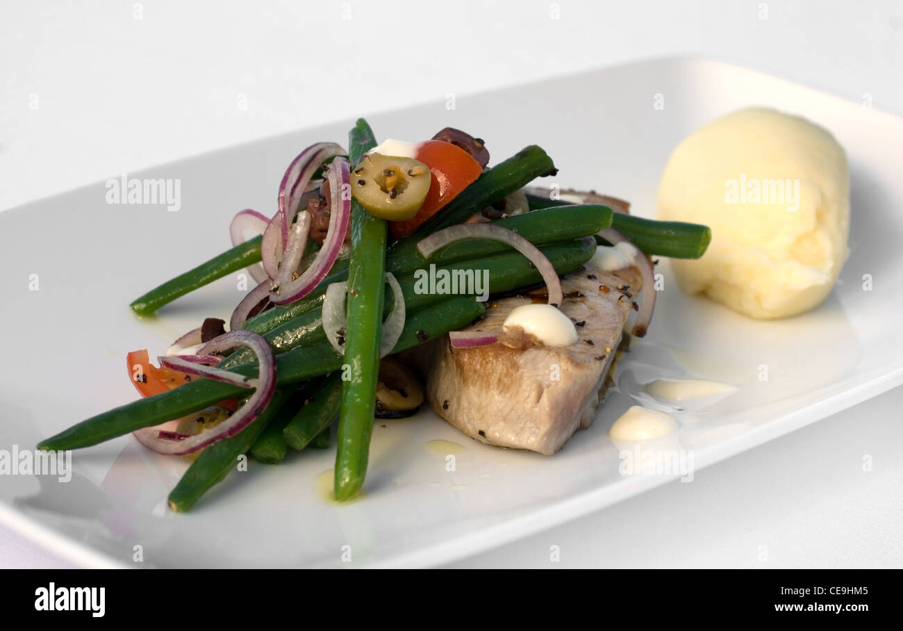 Gegrillter Thunfisch serviert mit Kartoffelpüree, grüne Bohnen, spanische Zwiebeln, Cherry-Tomaten und Oliven Stockfoto