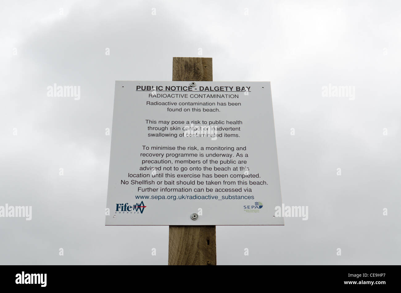 Öffentliche Bekanntmachung Warnung von radioaktiven Verunreinigungen am Dalgety Bay Beach gefunden. Stockfoto