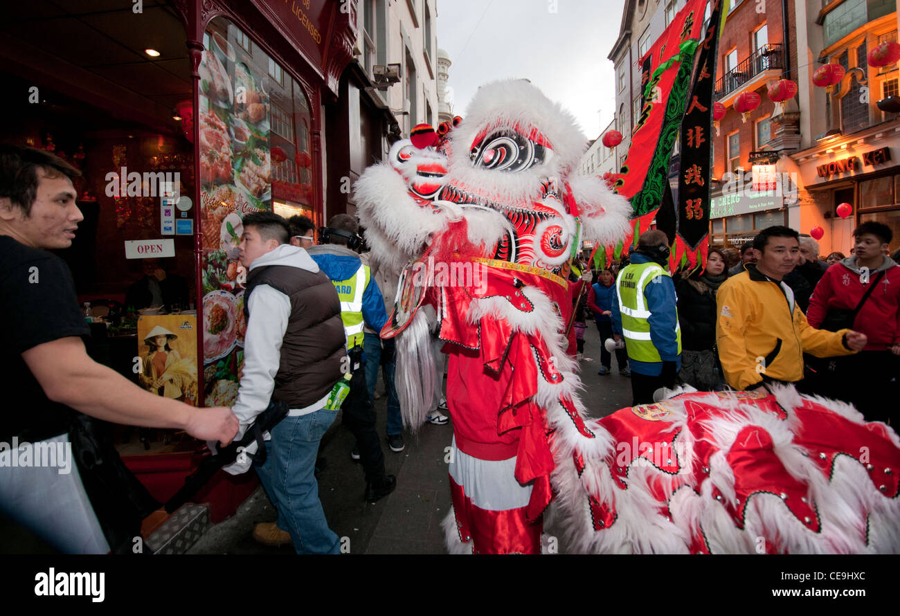 Chinese New Year Tradition wo Löwen Marionette Resta Lebensmittel mit roten Umschlag mit Geld (symbolisiert Glück) gespeist wird Stockfoto