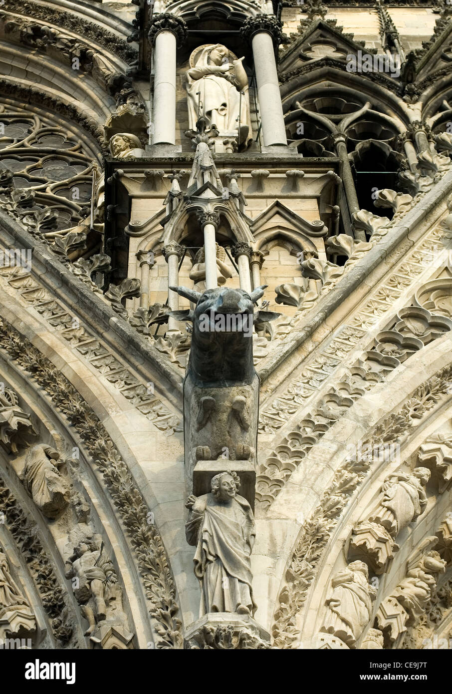 Reich verzierte Steindekorationen und Motive auf der Außenseite der Kathedrale von Reims, Reims, Frankreich Stockfoto