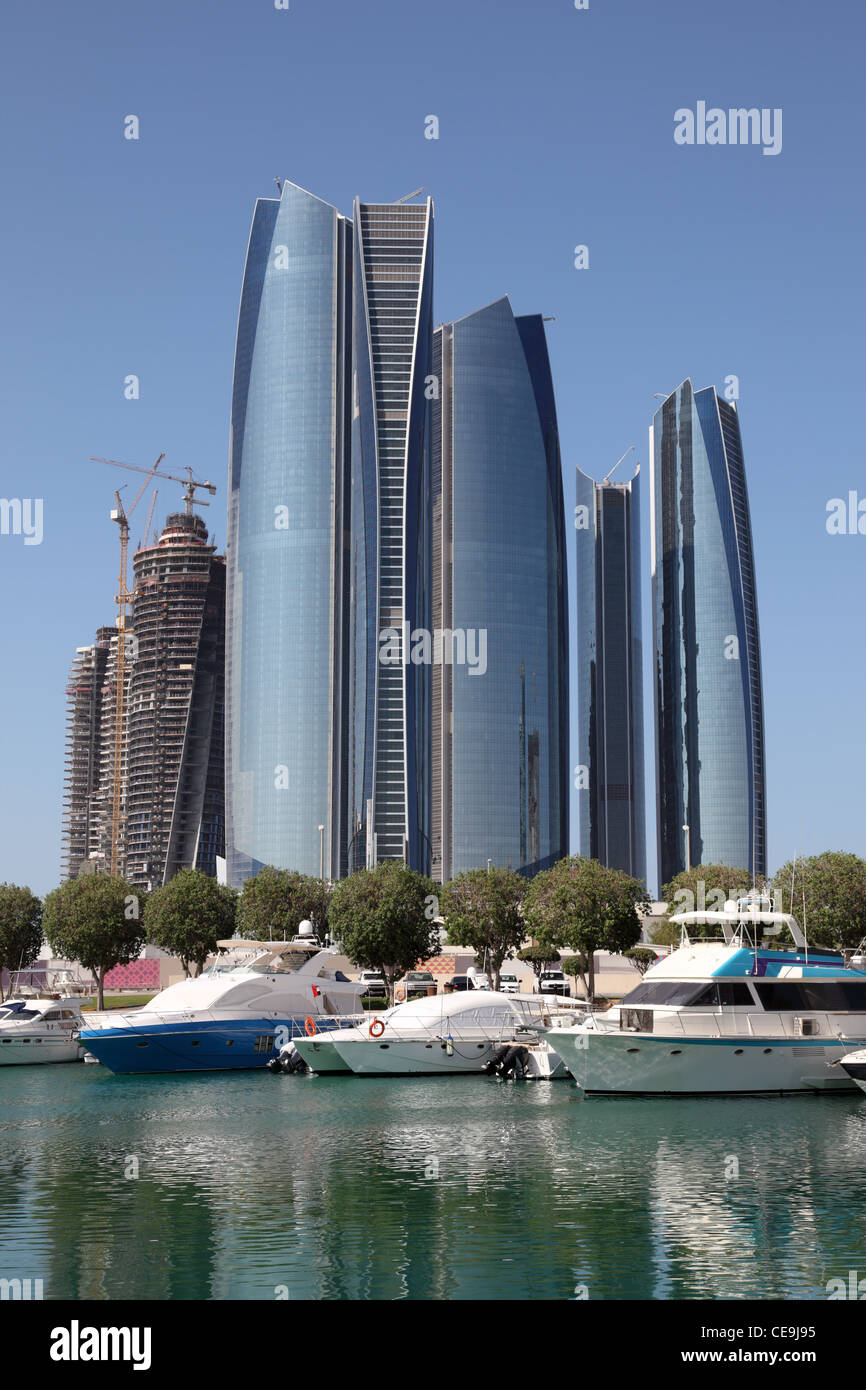 Wolkenkratzer in der Marina in Abu Dhabi, Vereinigte Arabische Emirate Stockfoto