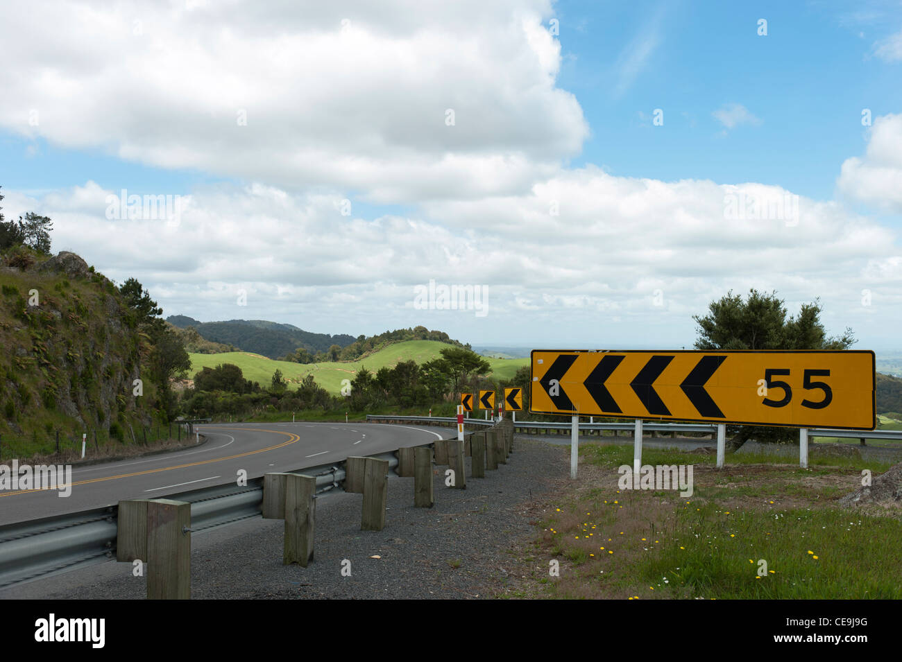 Scharfe Kurve auf SH29 in Kaimai Mamaku Waldpark, Tauranga, Bay of Plenty, Neuseeland Stockfoto