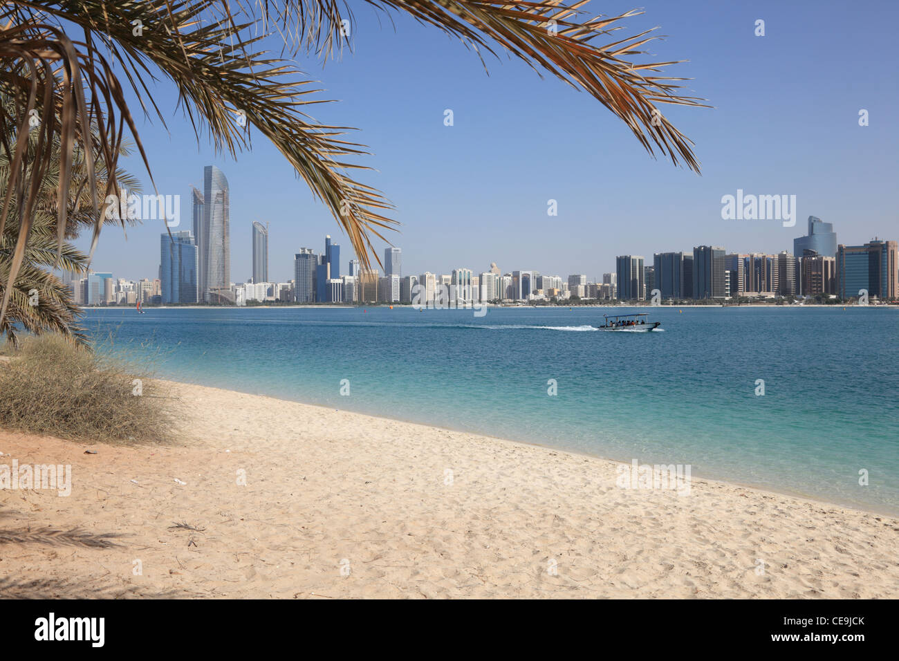 Strand und die Skyline von Abu Dhabi, Vereinigte Arabische Emirate Stockfoto