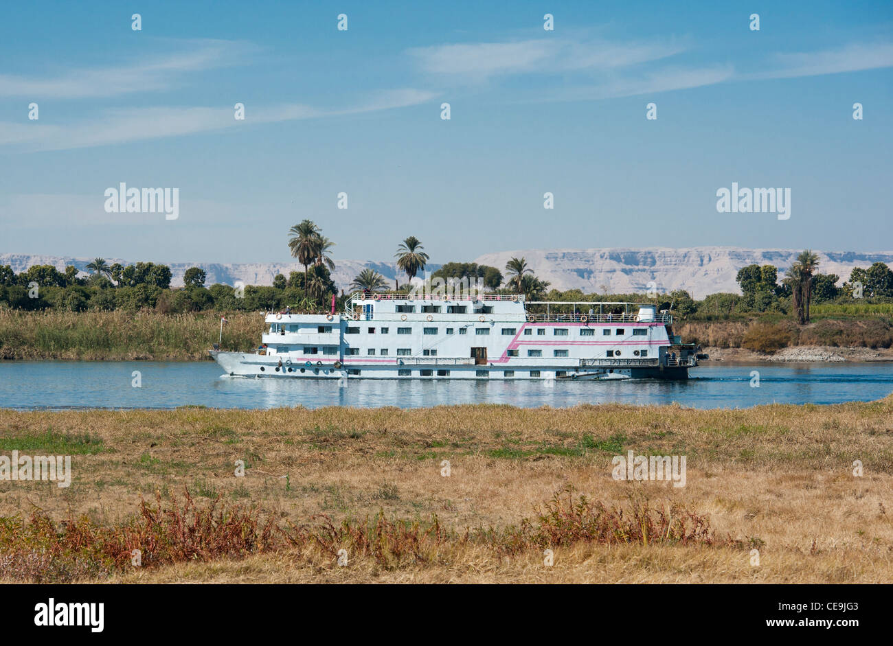 Flussboot Kreuzfahrt auf dem Nil bei Luxor in Ägypten Stockfoto