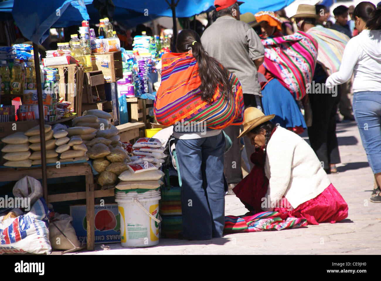 CUSCO, PERU - 24 AUG - Quechua indische Frauen zu verhandeln und verkaufen Gemüse auf dem Markt von Pisac auf 24. August 2008, in der Nähe von Cusco-Peru Stockfoto