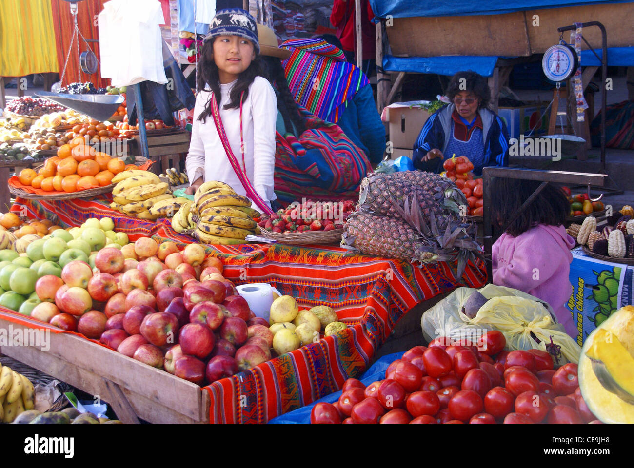 Indische Mädchen verkaufen Gemüse, Pisac Markt, Cusco, Peru, Südamerika Stockfoto