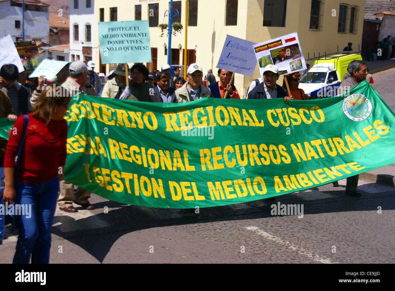 Lehrer tragen Banner Parade Demonstration unterstützen Ökologie, Cusco, Peru, Südamerika Stockfoto