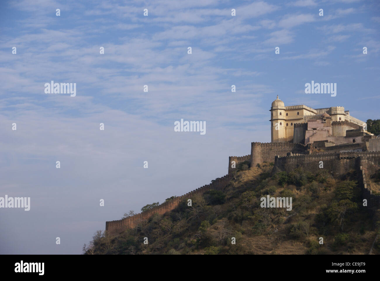 Burg und Stadtmauer der Kumbhalgarh Fort in Rajasthan, Indien, Asien Stockfoto