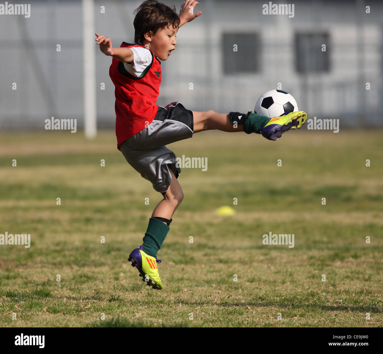 Kleiner Junge Praktiken Fußball für eine Jugendmannschaft in Südkalifornien.  Fußball wird in den Vereinigten Staaten viel beliebter. Stockfoto