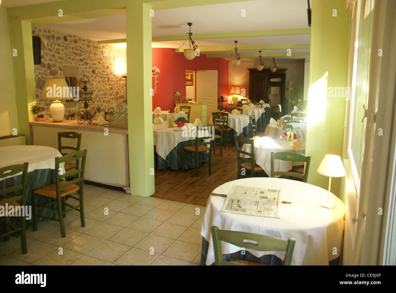 Terrasse und Restaurant-Bereich Hotel Les Charmilles, Beaulieu Sur Dordogne, Frankreich Stockfoto