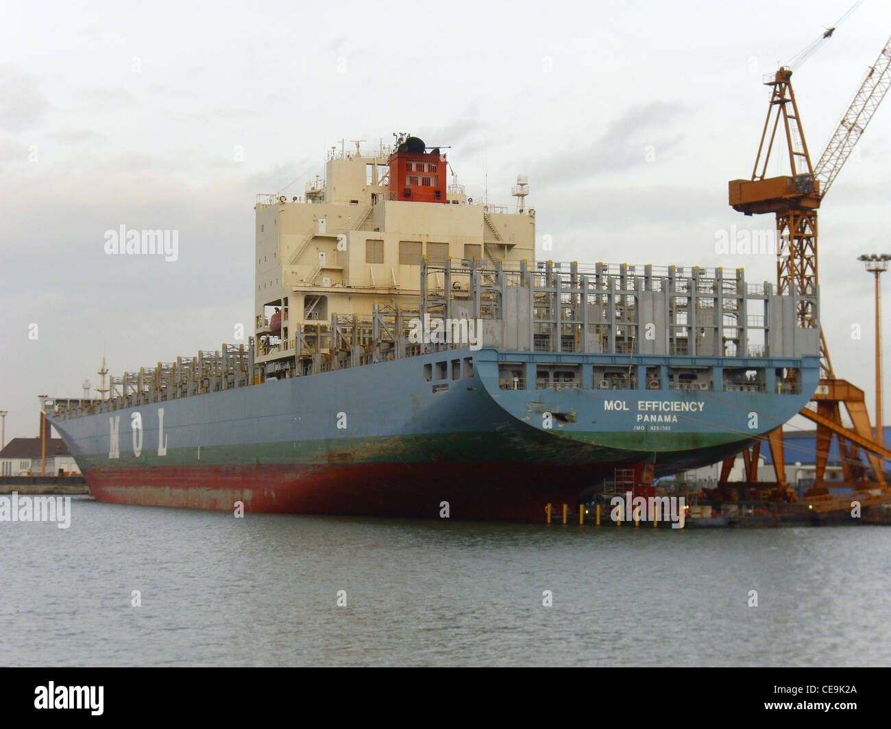 Das Containerschiff MOL Efficiency hat nach einem Zusammenstoß mit dem Schiff Splittnes am 2011. 11. 22 bei der Lloyd Werft in Bremerhaven zur Reparatur festgemacht. Das Ruder der MOL-Effizienz wurde stark beschädigt. Stockfoto