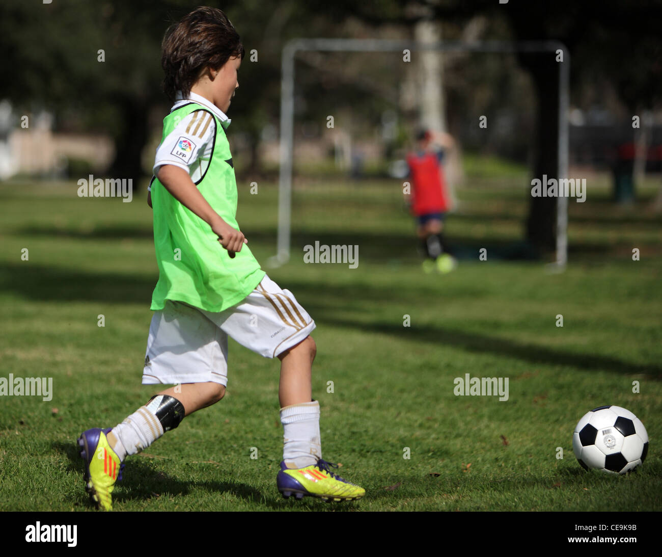 Kleiner Junge Praktiken Fußball für eine Jugendmannschaft in Südkalifornien.  Fußball wird in den Vereinigten Staaten viel beliebter. Stockfoto