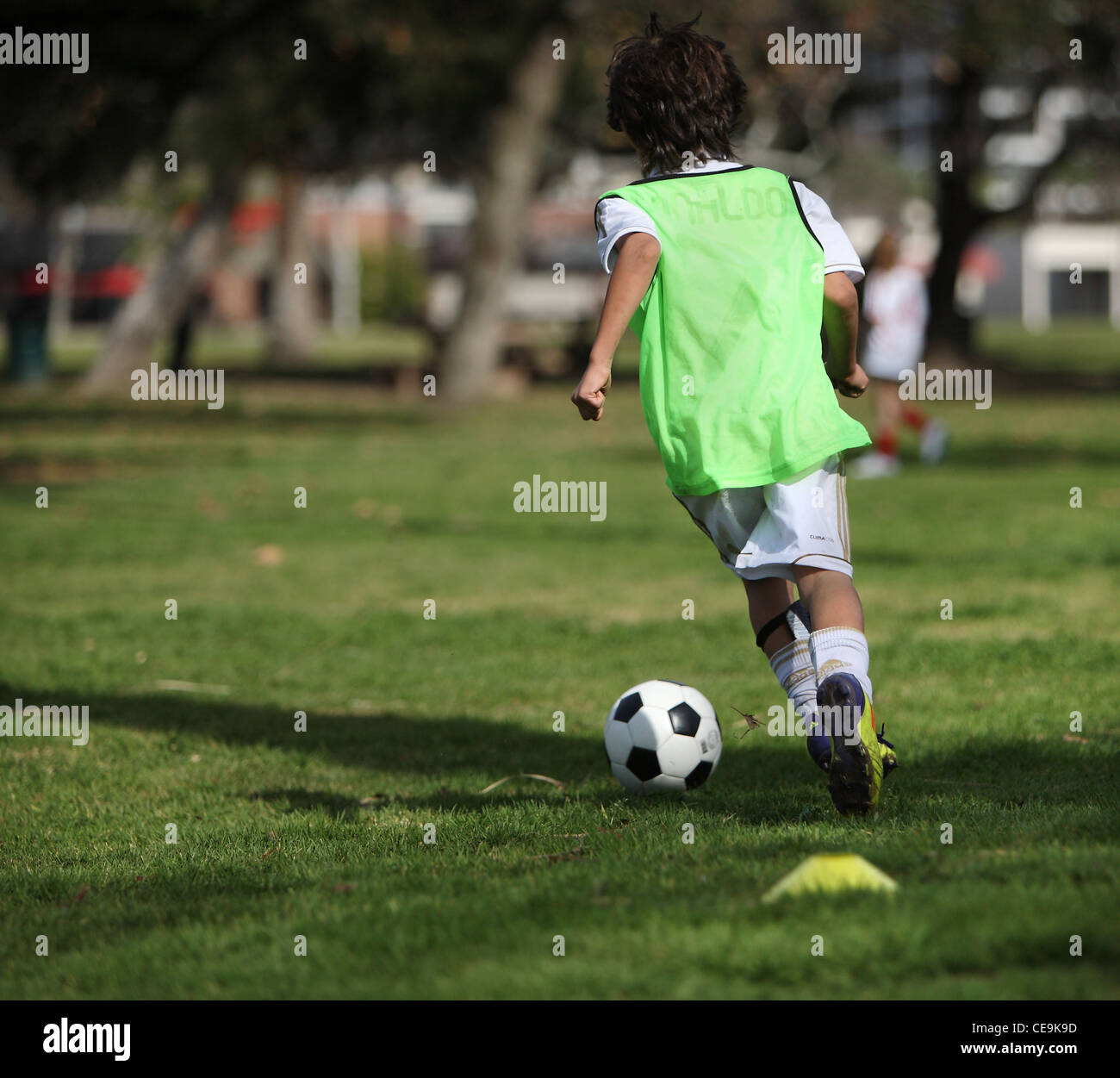 Kleiner Junge Praktiken Fußball für eine Jugendmannschaft in Südkalifornien.  Fußball ist viel mehr populär in den USA Stockfoto