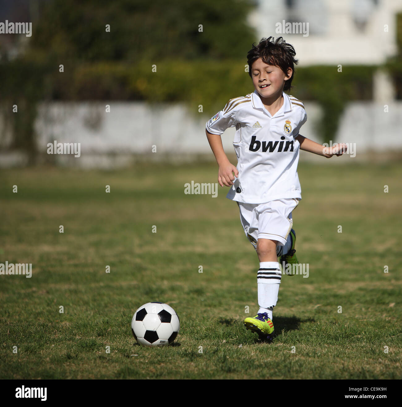 Kleiner Junge gekleidet in Real Madrid einheitliche Vorgehensweisen Fußball für eine Jugendmannschaft in Südkalifornien.  Fußball wird immer beliebter. Stockfoto