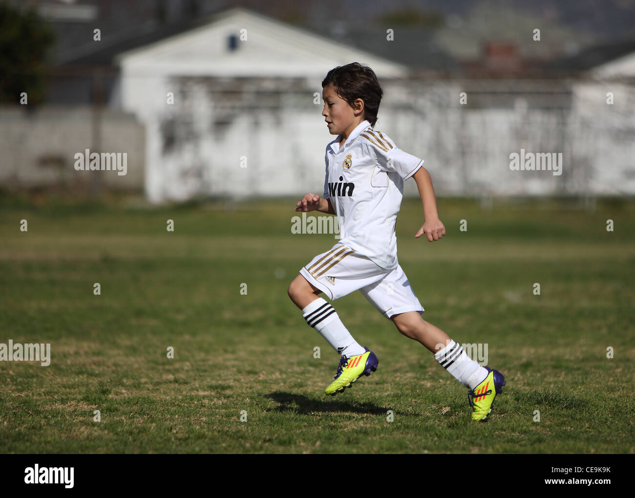 Kleiner Junge gekleidet in Real Madrid einheitliche Vorgehensweisen Fußball für eine Jugendmannschaft in Südkalifornien.  Fußball wird immer beliebter. Stockfoto