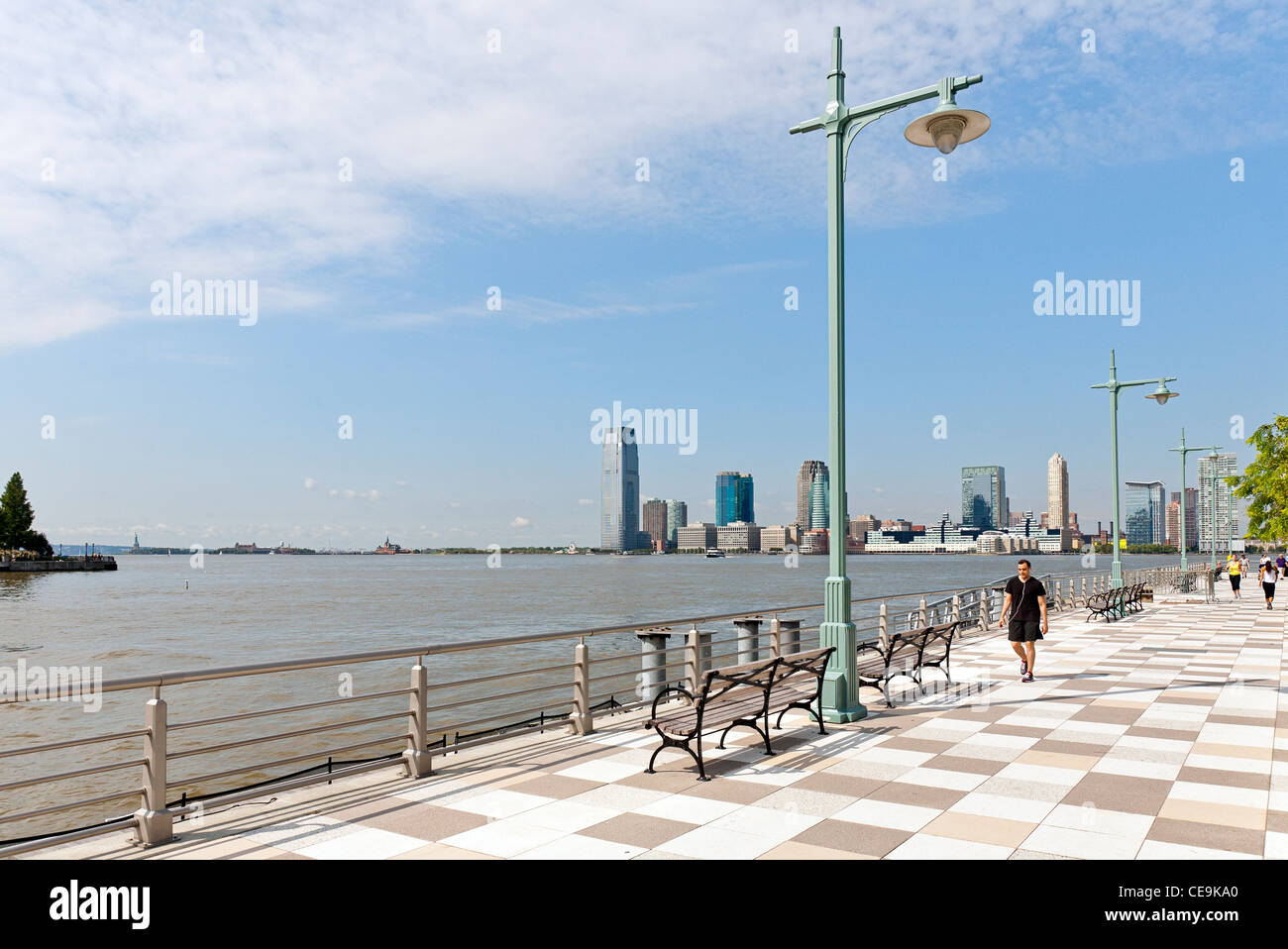 Ein Blick auf die Skyline von Jersey City, New Jersey aus über den Hudson River und New York City Pier 25. Stockfoto