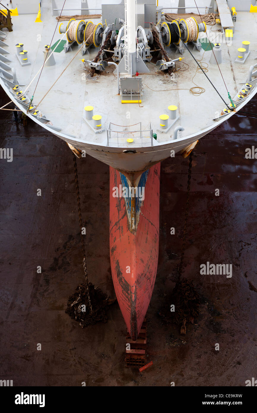 Ein Schiff in Falmouth Docks, Dry Dock. Stockfoto