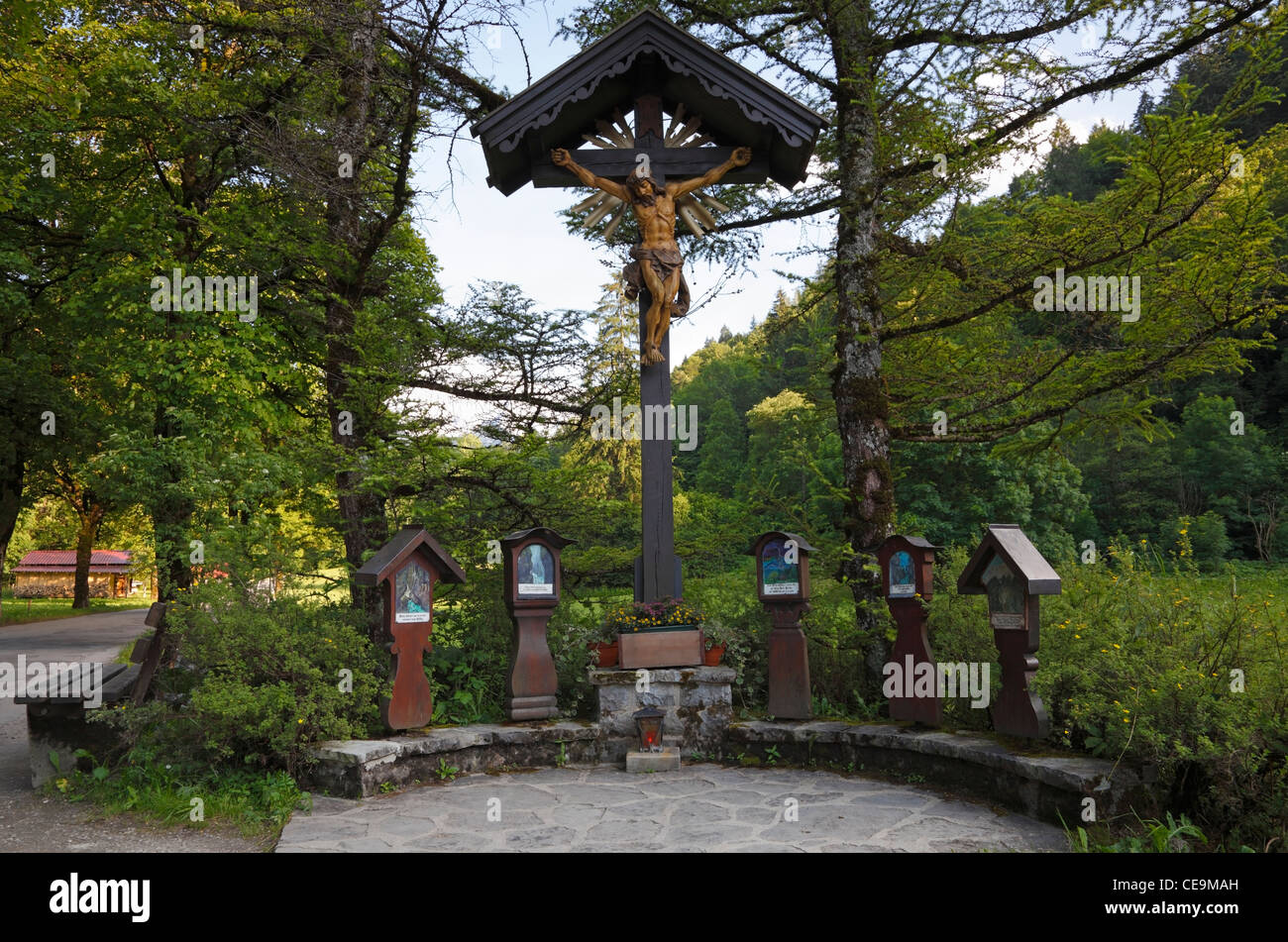 Outdoor-alpine katholische Kapelle mit Kruzifixen am Eingang der Partnachklamm in Bayern, Deutschland. Stockfoto