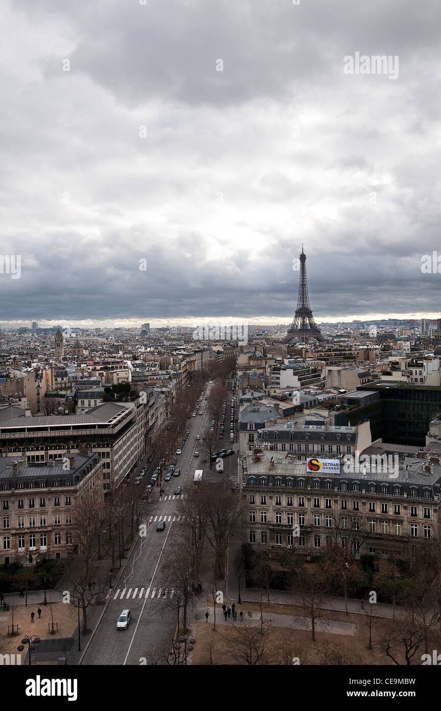das Panorama von Paris mit Blick auf den Eiffelturm vom Arc de Triomphe Stockfoto