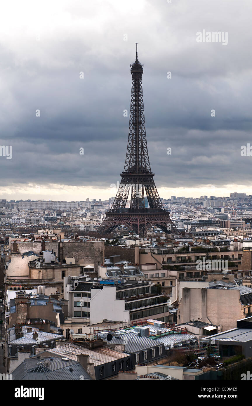 das Panorama von Paris mit Blick auf den Eiffelturm vom Arc de Triomphe Stockfoto
