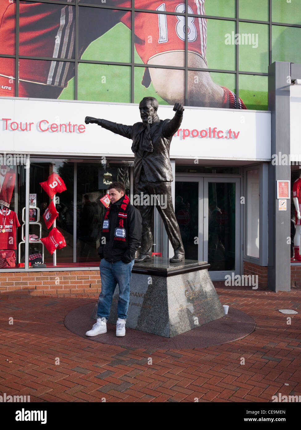 Fußballfans außerhalb Anfield Fußball Stadion Liverpool von der Statue von Bill Shankly posiert Stockfoto