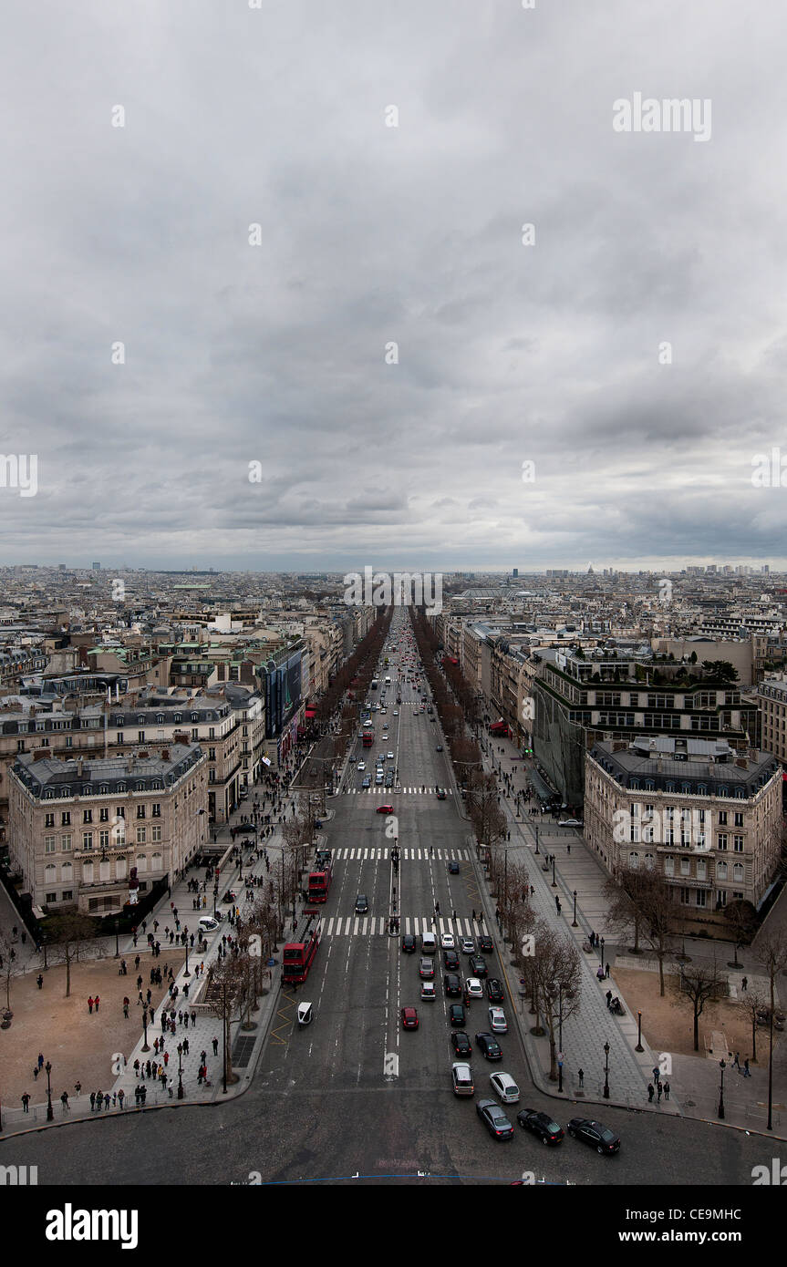 das Panorama von Paris Champs-Elysées zum Arc de Triomphe. Stockfoto