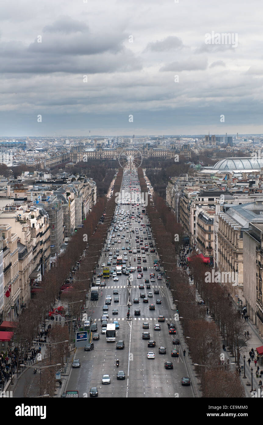 das Panorama von Paris Champs-Elysées zum Arc de Triomphe. Stockfoto