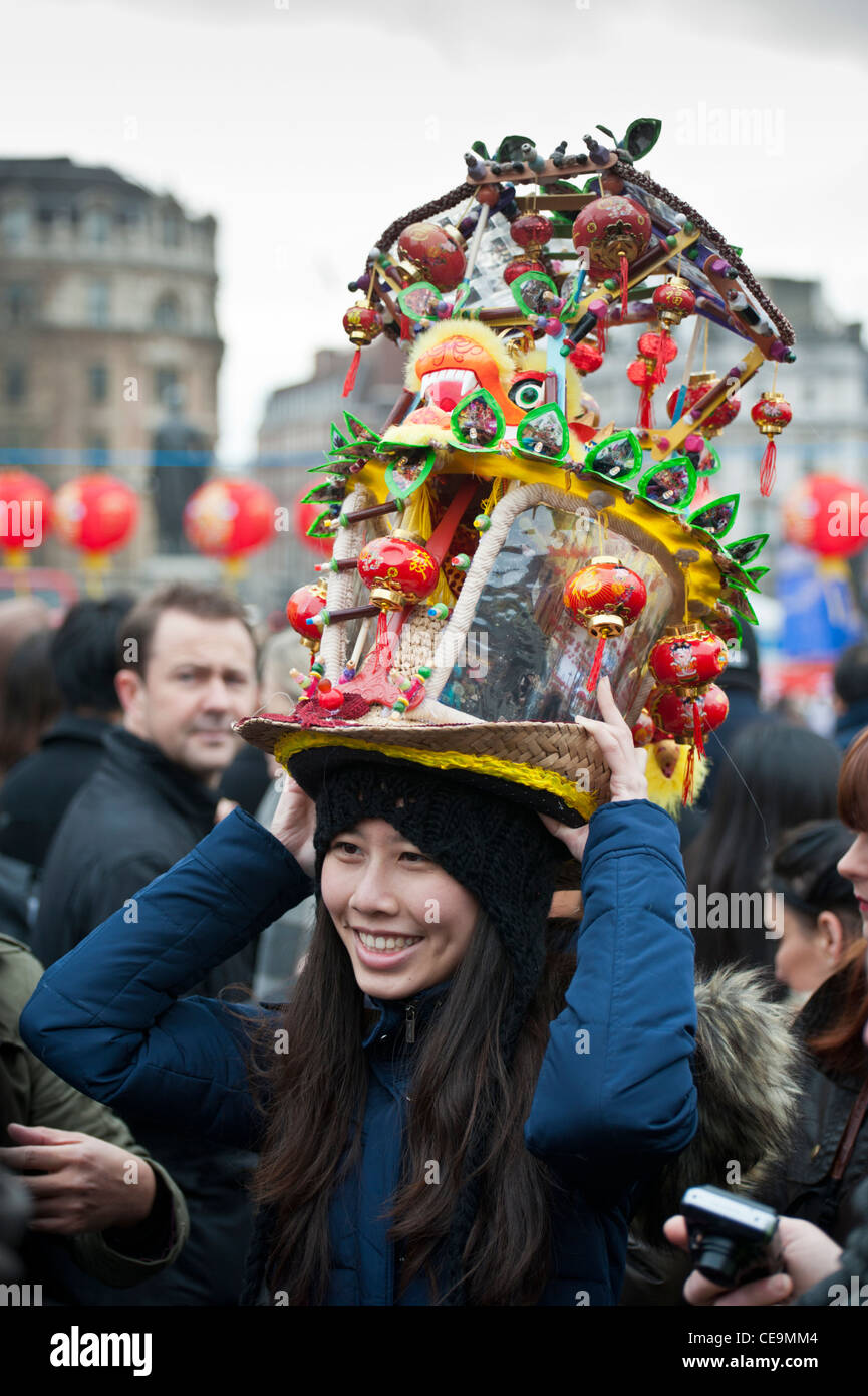 Frau trägt geschmückten Hut am chinesischen Neujahrsfest 2012 das Jahr des Drachens in Chinatown London England UK Stockfoto