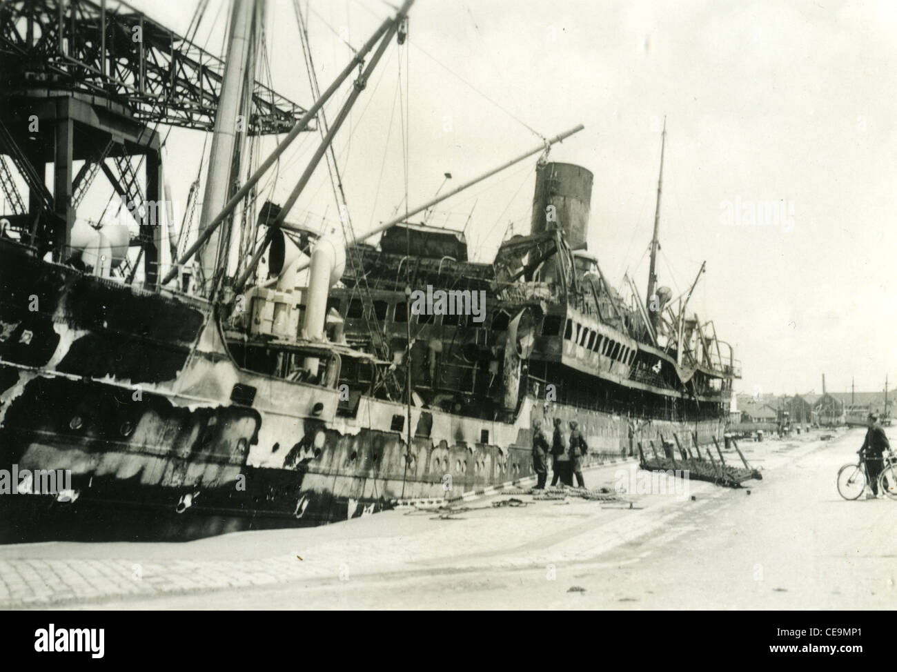 zerstörten Schiff mit Nazi-deutschen Soldaten stehend nahe während WWII Europäische theater Stockfoto
