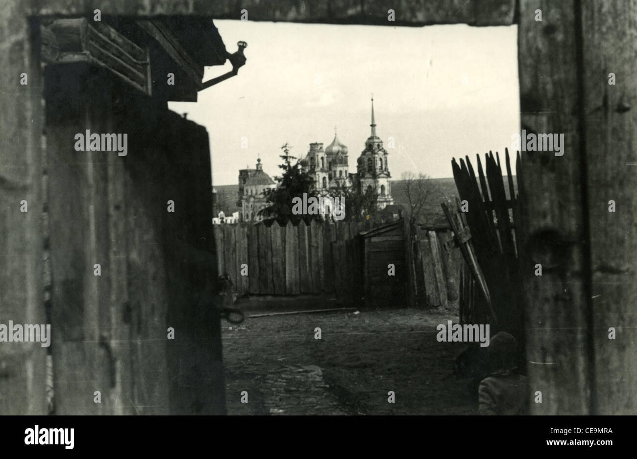 Russisch-orthodoxe Kirche in Nazi-Deutschen kontrollierten Dorf während des zweiten Weltkriegs Stockfoto
