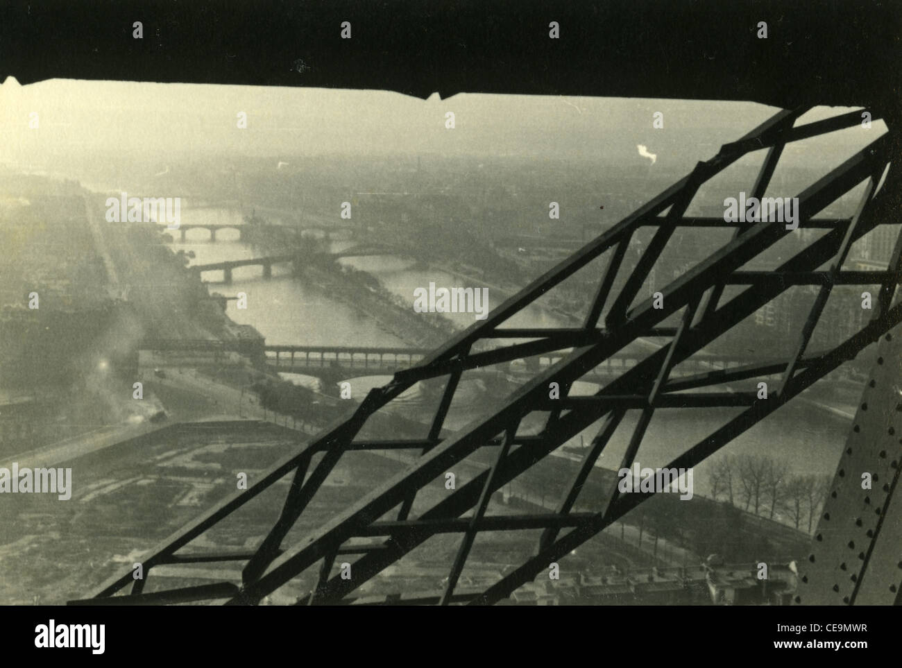 Blick vom Eiffelturm in Paris, Frankreich während der deutschen Besetzung gesehen Seineufer. WWII französische Reisen Stockfoto