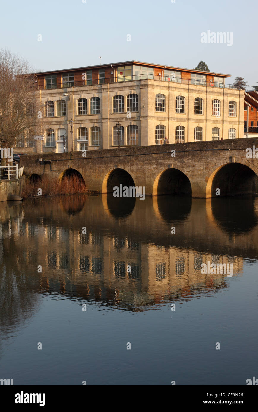 Reflexionen im Fluss Avon von Bradford auf Avon Stadtbrücke, Wiltshire, England, Großbritannien Stockfoto