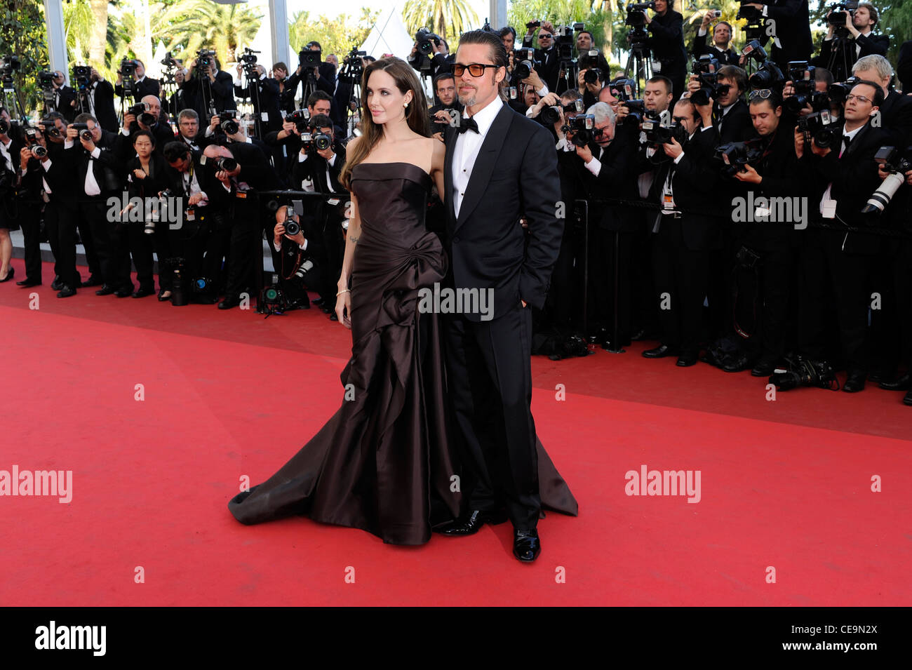 Angelina Jolie und Brad Pitt kommen für das Screening von The Tree Of Life auf der 64. Internationalen Filmfestspiele in Cannes. Stockfoto