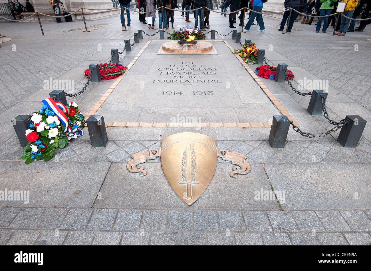 Unbekannte französische Soldat Denkmal Platz unter dem Arc de Triomph in Paris Stockfoto
